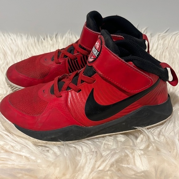 NIKE TEAM HUSTLE BOY SHOES SUZE 2Y - Picture 1 of 9